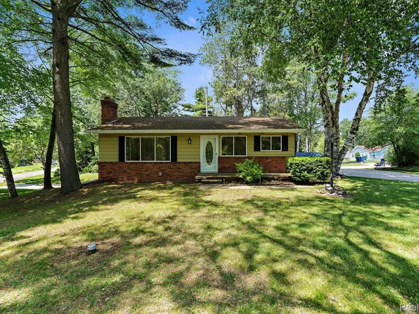 7400 Willow Ct, Lexington, MI 48450