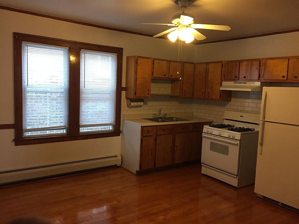 2nd image of 5950 W Wrightwood Ave