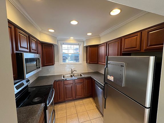 2nd image of 1377 Bluff Ave #B
