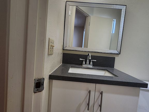 4th image of 1142 Melrose Ave APT 7