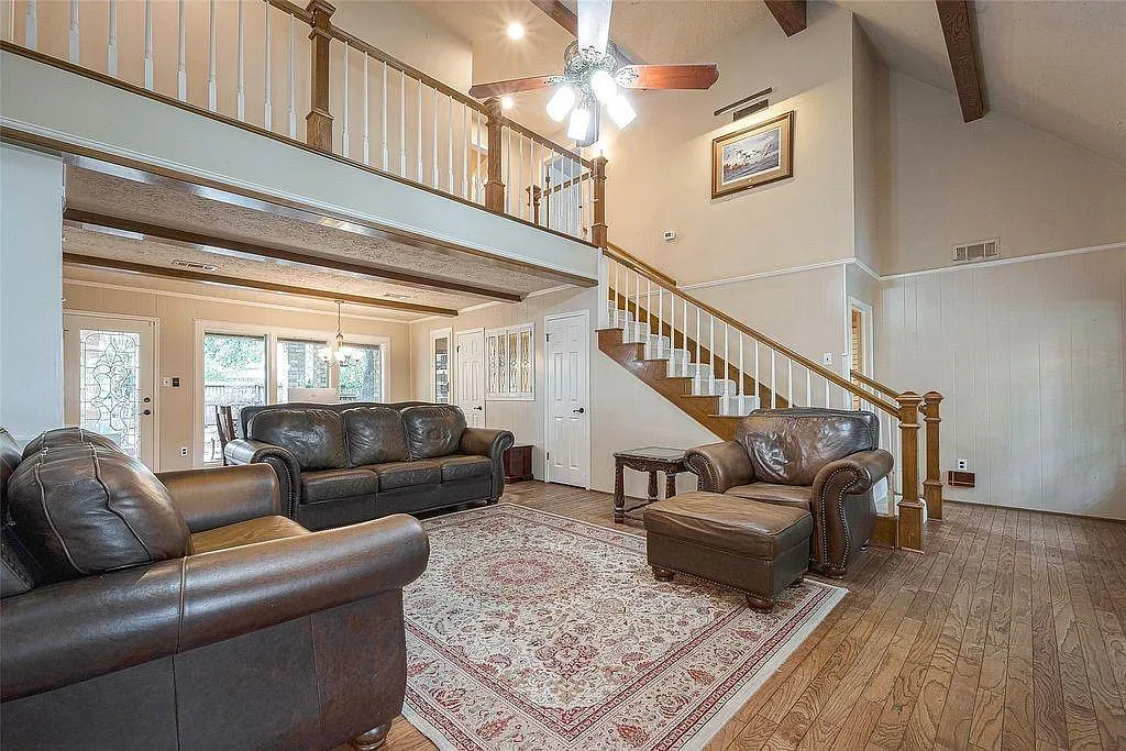 4 bed, 2.5 bath, 2653 sqft, $2,300 — Photo 3