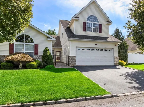 2 Tina Lane #2, Mount Sinai, NY 11766
