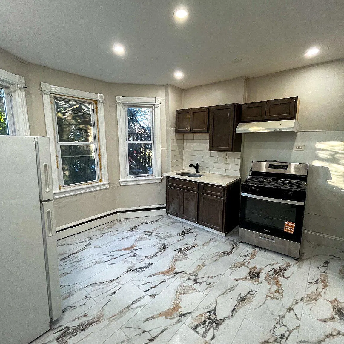 4 bed, 1.0 bath, 2162 sqft, $2,000 — Photo 4