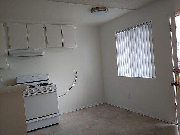 4th image of 6715 Woodley Ave