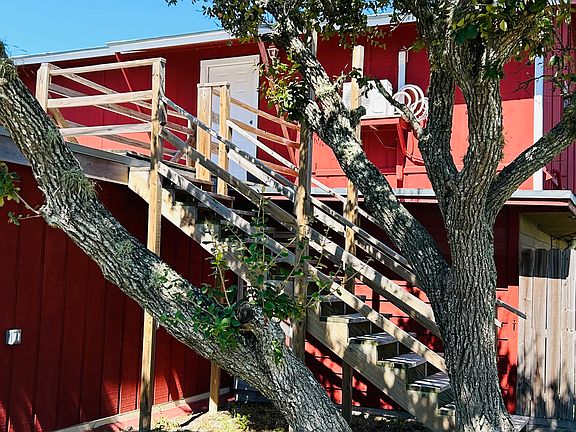 Steps up to apartment