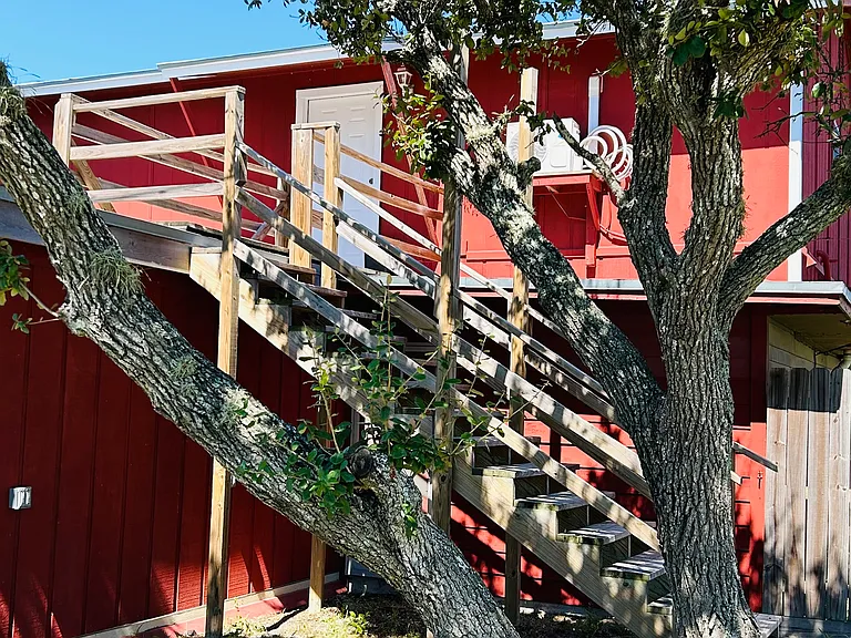 Steps up to apartment
