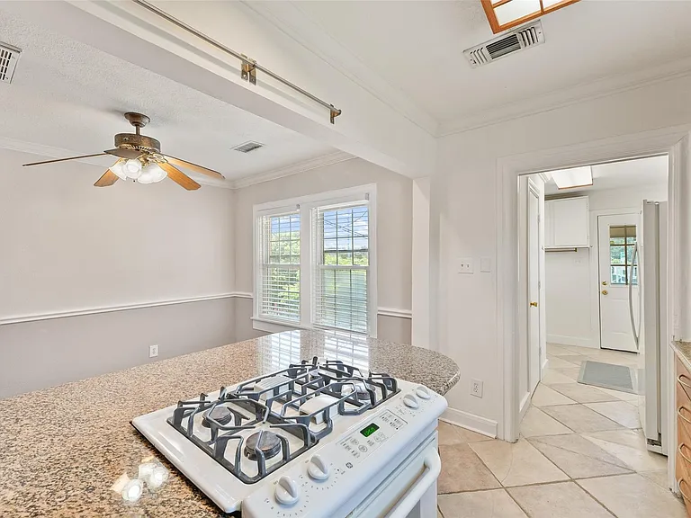 1637 Castle Ct — Photo 3