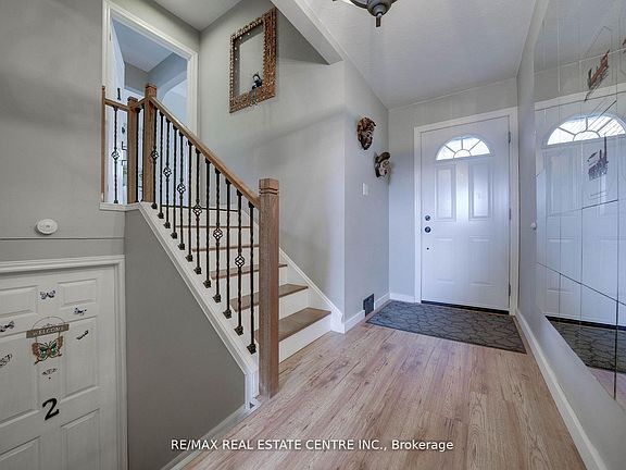 3rd image of 23 Taymall St