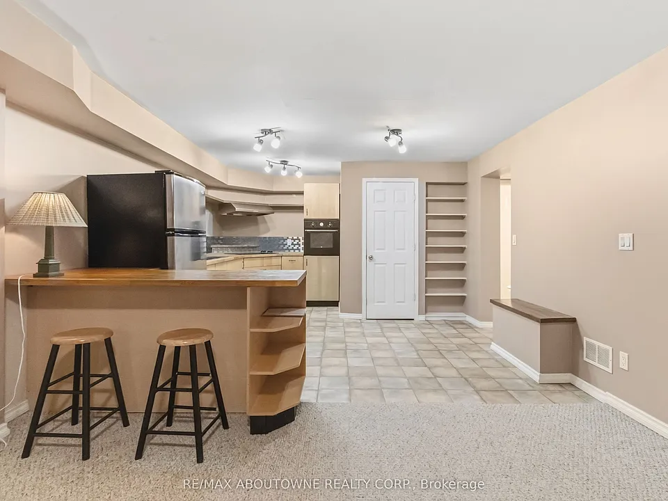 143 McCraney St W #BASEMENT
