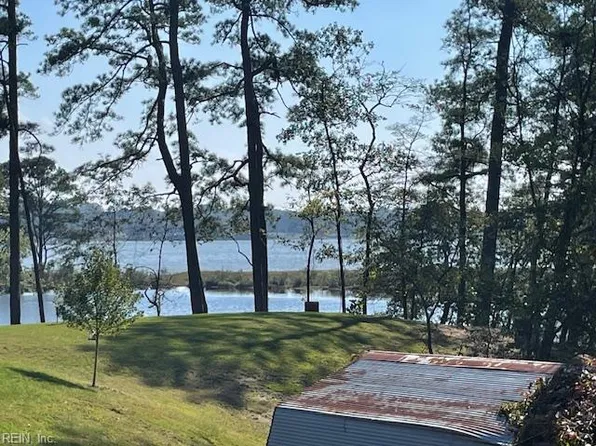 105 Obrey Dr, Carrollton, VA 23314