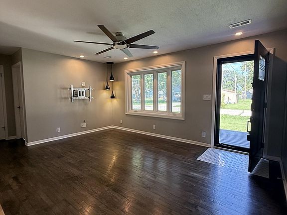 5th image of 403 S Beaubein St