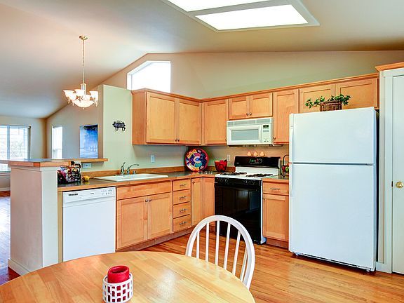 3rd image of 19778 Garnet Ct NE