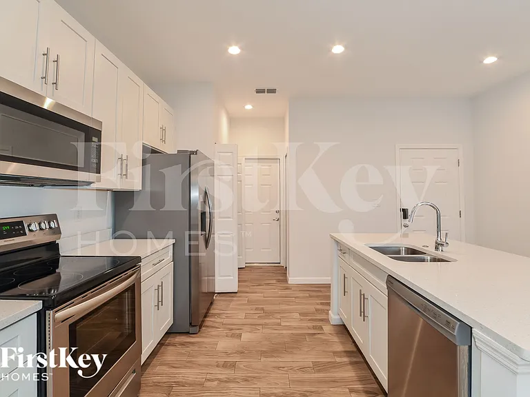 1050 E Lombardy Dr — Photo 4