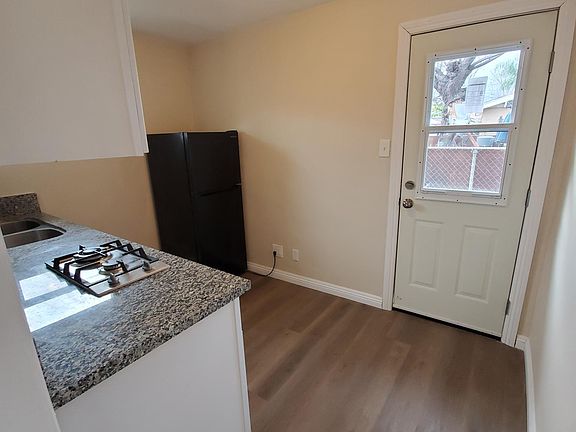 5th image of 333 N Pasadena Ave