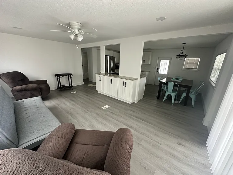 882 Hawthorn Cir — Photo 3
