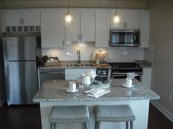 5th image of 945 Kenmore Ave #305