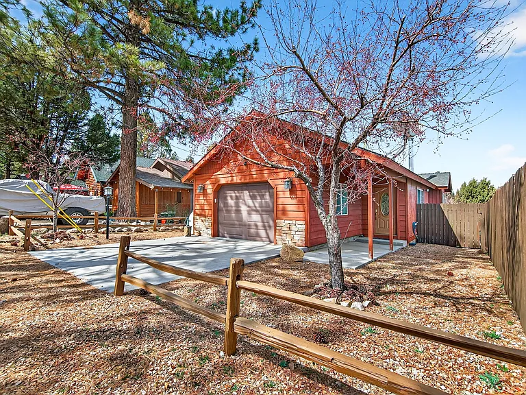 2089 Shady Ln — Photo 2