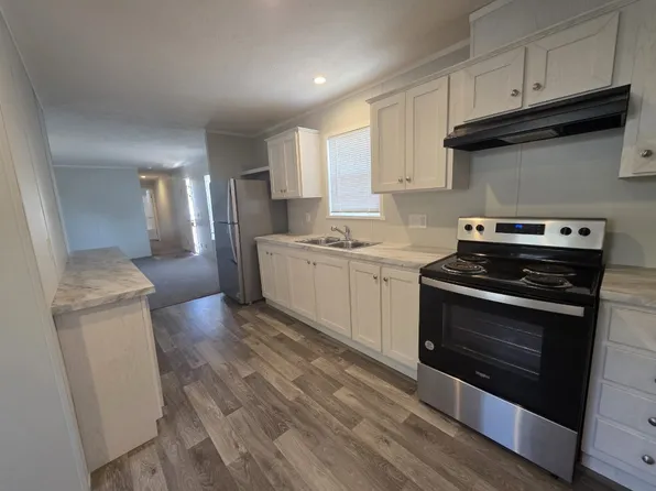 10 Parakeet Hill Dr, Lake Orion, MI