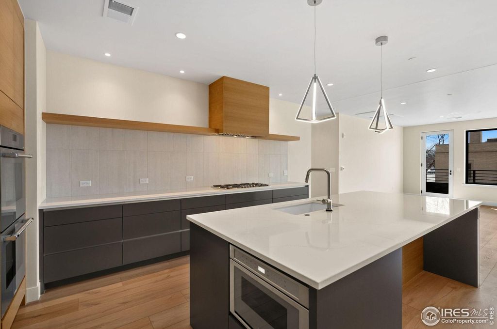 205 E 6th St #200