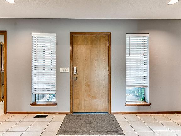 3rd image of 912 Stonehenge Dr