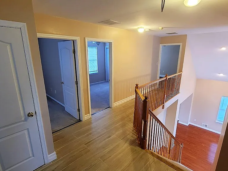 1081 Matthew St — Photo 14