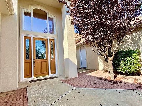 3rd image of 605 Oakwood Pl