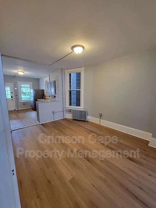 3 bed, 1.0 bath, 1100 sqft, $1,350 — Photo 1