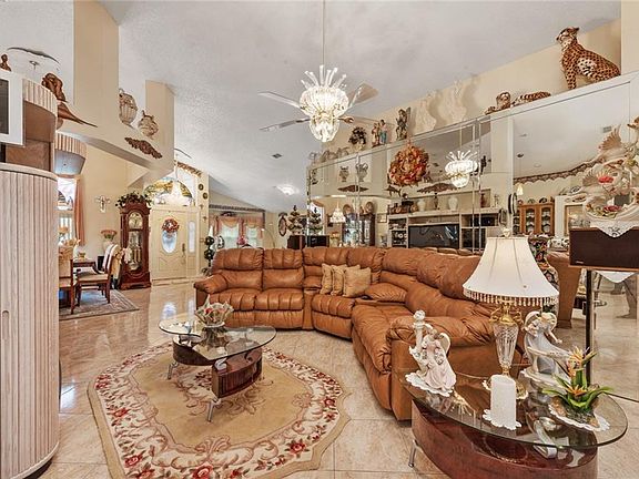 5th image of 2644 Hawthorne Ln