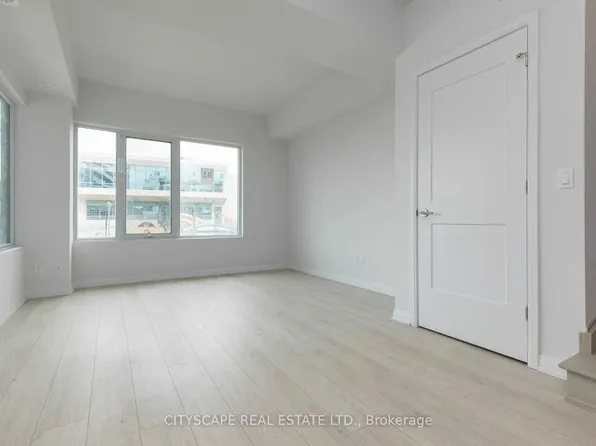 1010 Portage Pkwy #Townhouse 01, Vaughan, ON L4K 2M7