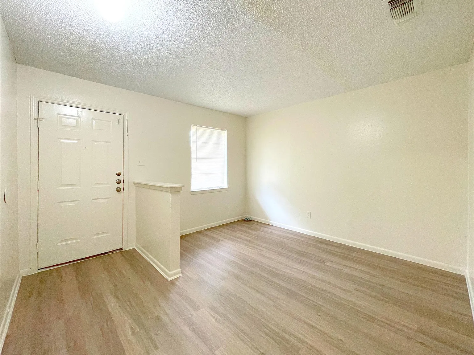 2 bed, 1.0 bath, 3570 sqft, $995 — Photo 2