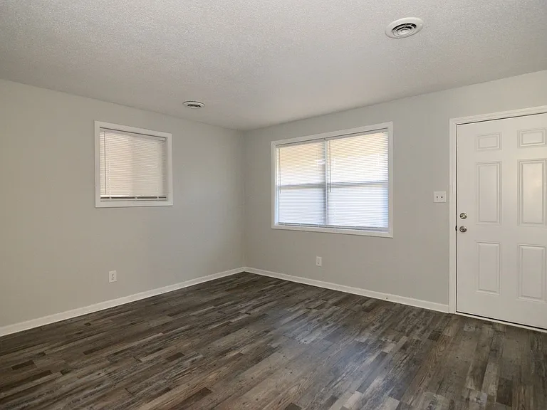 524 Laverne Ave — Photo 4
