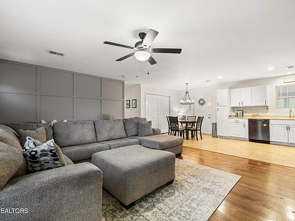 3rd image of 148 W Melissa Dawn Ln
