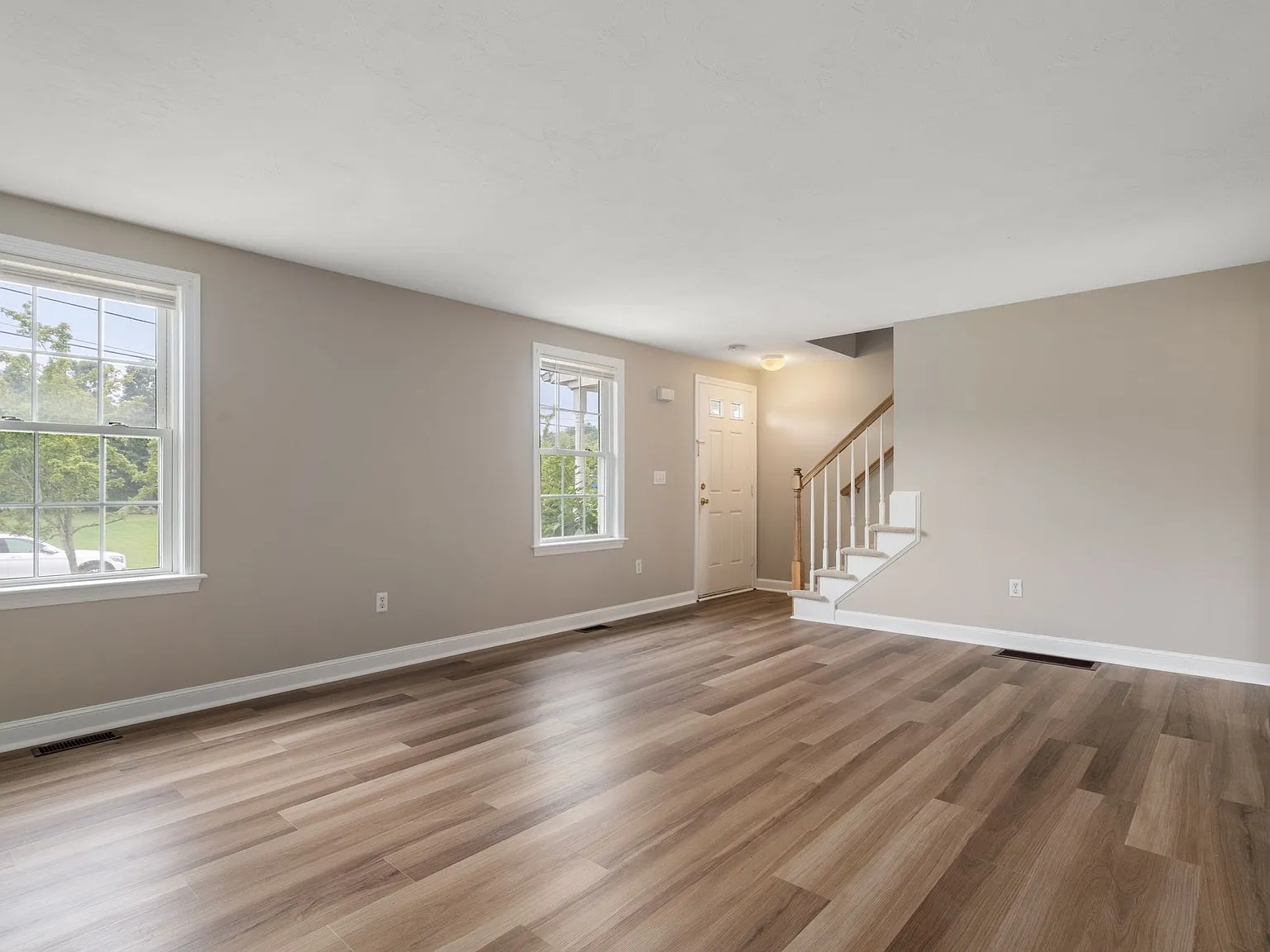 3 bed, 1.5 bath, 1270 sqft, $2,800 — Photo 3