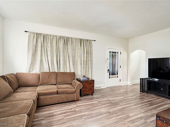 4th image of 3091 N Bender Ave