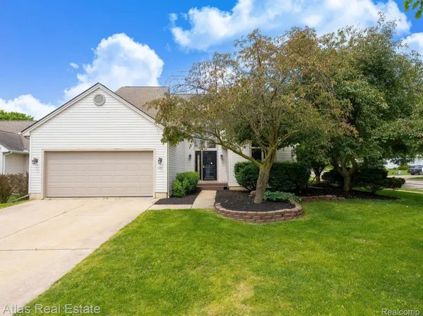 344 Woodland Dr, Saline, MI 48176