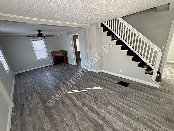 3rd image of 2520 Lynn Ave