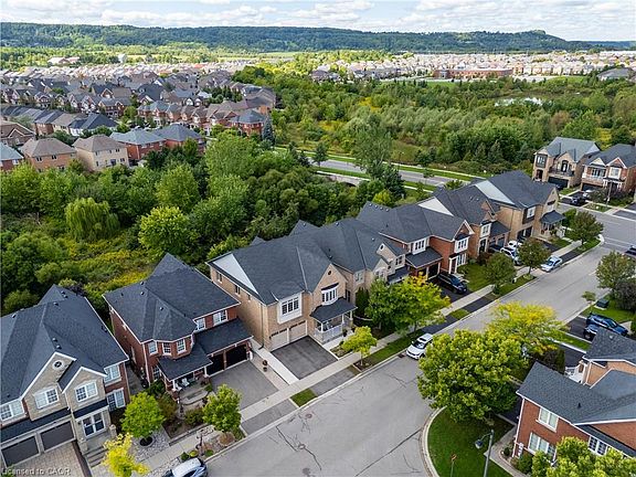 3rd image of 360 Holmes Cres