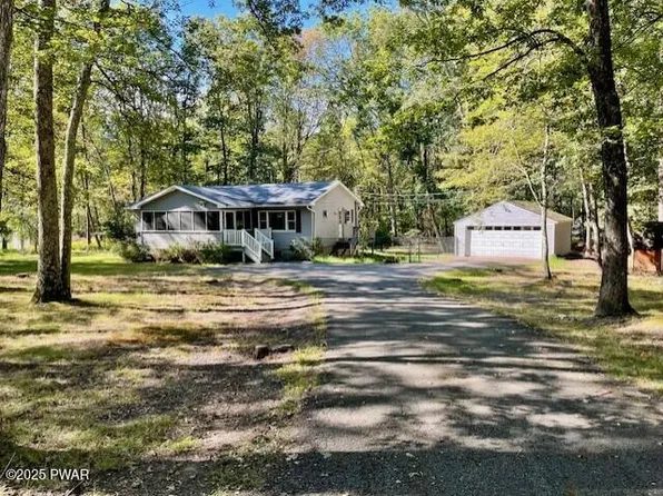 112 Center Trl, Hawley, PA 18428