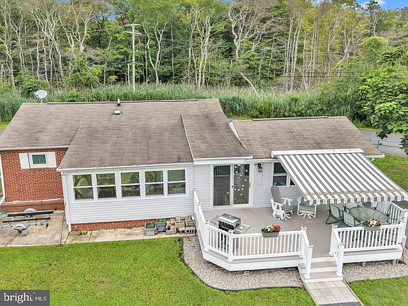 3rd image of 18 Beacon Dr