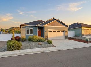 1731 Luxor Ln, Medford, OR 97504