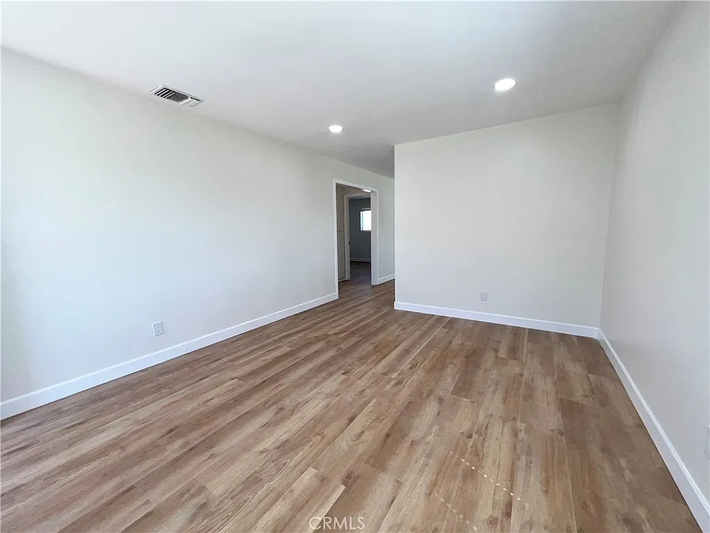 2 bed, 900 sqft, $2,300 — Photo 4