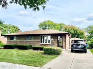 32512 Hawthorne Dr, Warren, MI