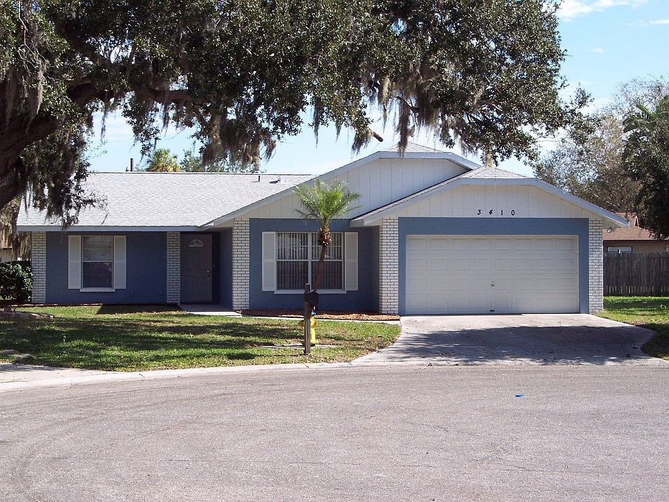 cul de sac location and large yard with oak trees