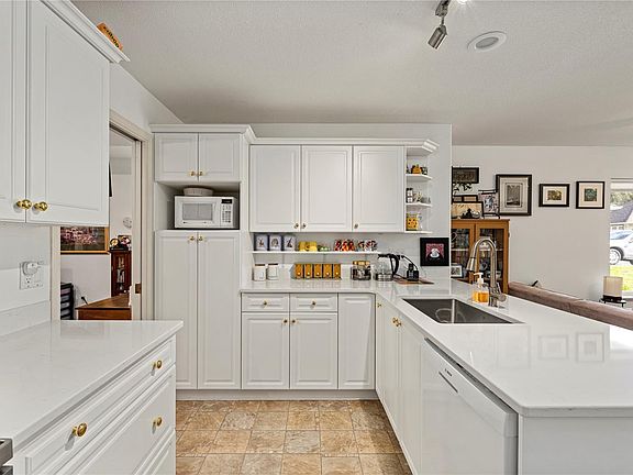 3rd image of 850 Arbutus St Unit 2