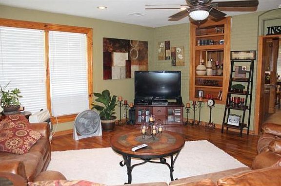 2nd image of 1025 E Seminole Ave