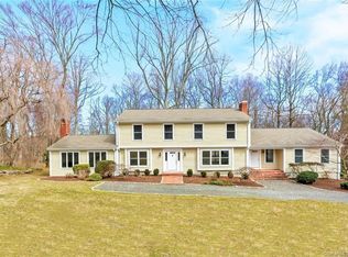416 Surrey Ln, Fairfield, CT 06824