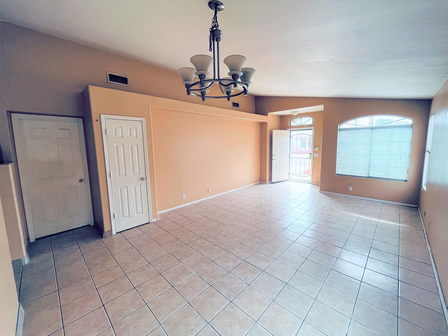3 bed, 1438 sqft, $2,199 — Photo 2