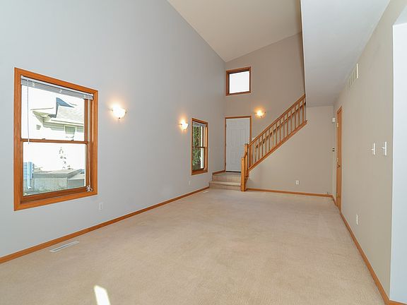 3rd image of 605 Broderick Dr NE