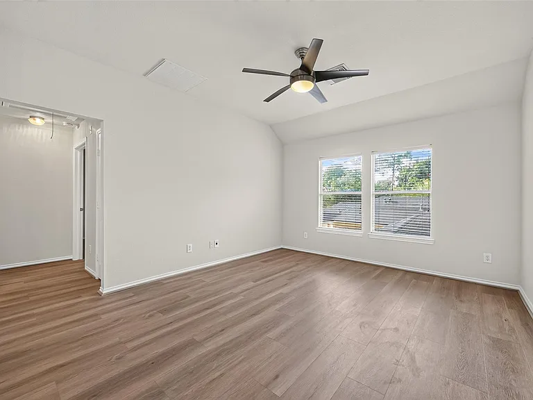 1807 Katlyn Ln — Photo 36
