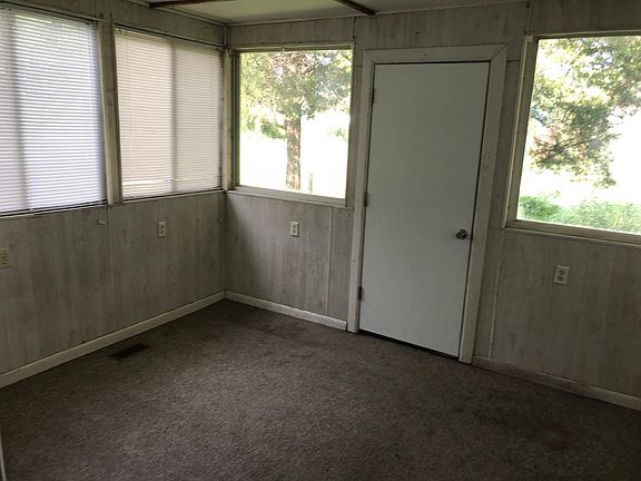 4th image of 517 E Avenue F